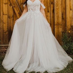 Libretto Brand New White Boho Sparkly Lace Wedding Dress